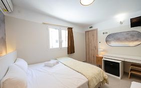 Lux Hotel 5 Mins Walk From Port Of Piraeus And Metro Station